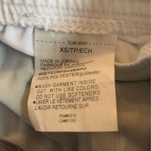 Under armour baseline 6” shorts with drawstring and pockets - Picture 3 of 3